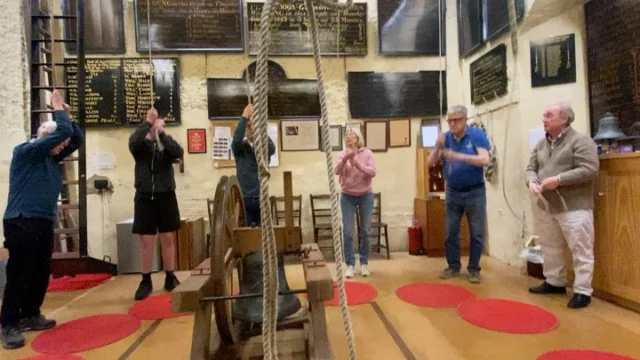 12 tonight including visitor Chris; So-Shan in charge. The visiting band this afternoon @o.u.s.c.r very kindly left the 12 bells up for us so we could ring straight away. Lots of rounds on 12, 10 and 8, call changes on 6, places and dodges, leading and tenoring and ringing down for Catherine and Joseph; lots of touches of PBD for Max’s rehearsal ring for his quarter peal on Friday (he’s ready! 🤩); lots of PH7 for Roshan, including switching up the bells; Stedman Doubles for Daniel (with Roshan tenoring); Cambridge Minor for Pip 👍🏻 and PBD for So-Shan. And can you spot what is unusual about Pip in pics 4 and 5?! #kingstonbellringers #allsaintschurchkingston #kingstonuponthames #bellringing