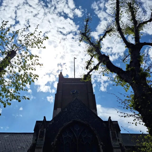 Crazily windy day, but the flag is up for Easter 🏴󠁧󠁢󠁥󠁮󠁧󠁿 #bellringing #allsaintschurchkingston⛪️ #kingstonuponthames